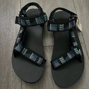 NWT Tevas Sandals M7 / W8.5 Blue and Black